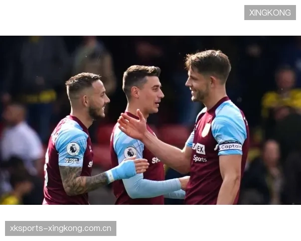 伯恩利福斯特脚下处理更稳健，短传配合极清晰